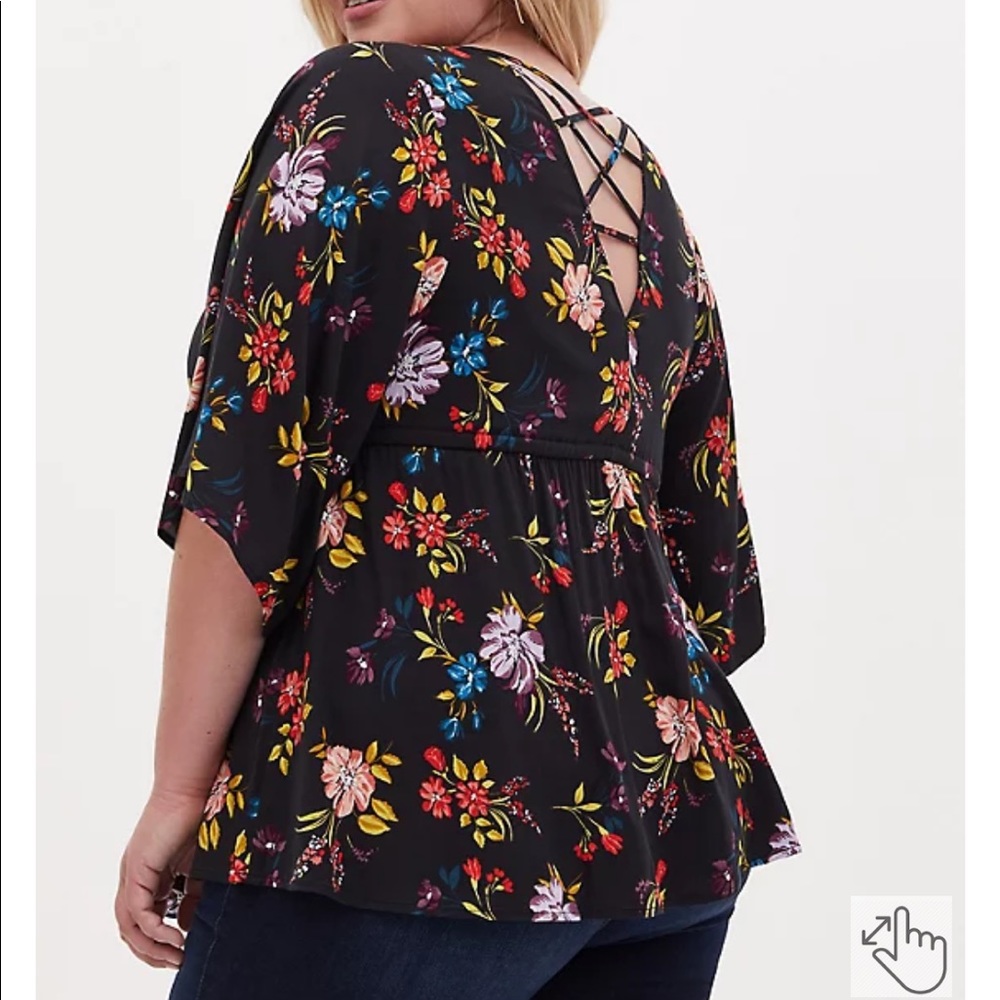 TORRID Size 2 BLACK FLORAL STRETCH CHALLIS LATTICE BACK BABYDOLL TOP